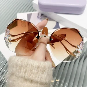 New Beige and White Sunglasses with Diamond Set Factory Low Price Fashion Sunglasses with PC Frame