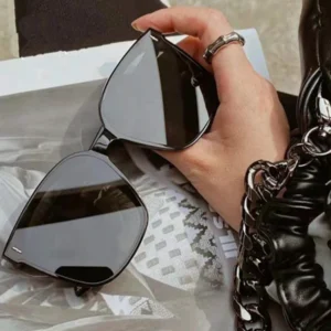 New Fashion Ladies Sunglasses with UV400 Oversize Trendy Women’s Sunglasses Big Frame Plastic Sunglasses Metal Frame Material