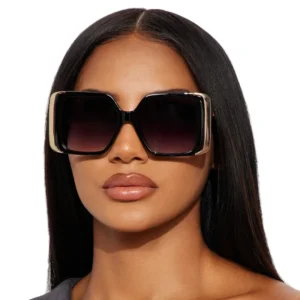 Oversized Square Sunglasses with Chain Temple Retro Bold Frame Fashion Sunglasses UV400 Protection Luxury Accessory for Women