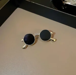Retro Diamond Black Sunglasses Brooches Luxury Women’s Fashion Brooch Pins for Lapel Clothing Accessories Alloy Weddings Gifts